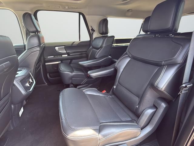 Ford Expedition Max Vehicle Full-screen Gallery Image 24