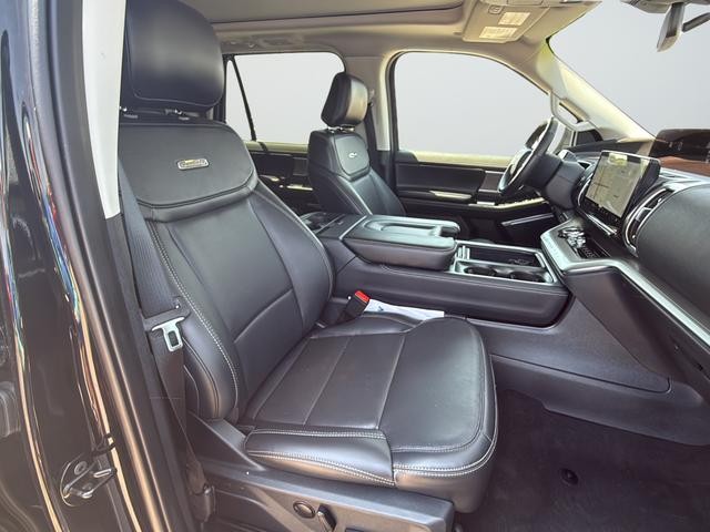 Ford Expedition Max Vehicle Full-screen Gallery Image 25