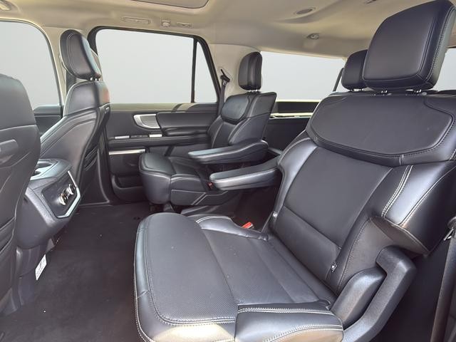 Ford Expedition Max Vehicle Full-screen Gallery Image 26