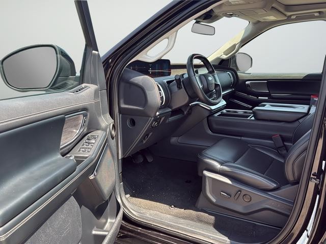 Ford Expedition Max Vehicle Full-screen Gallery Image 33
