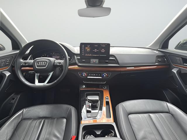 Audi Q5 Vehicle Full-screen Gallery Image 12