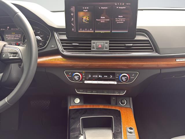 Audi Q5 Vehicle Full-screen Gallery Image 13