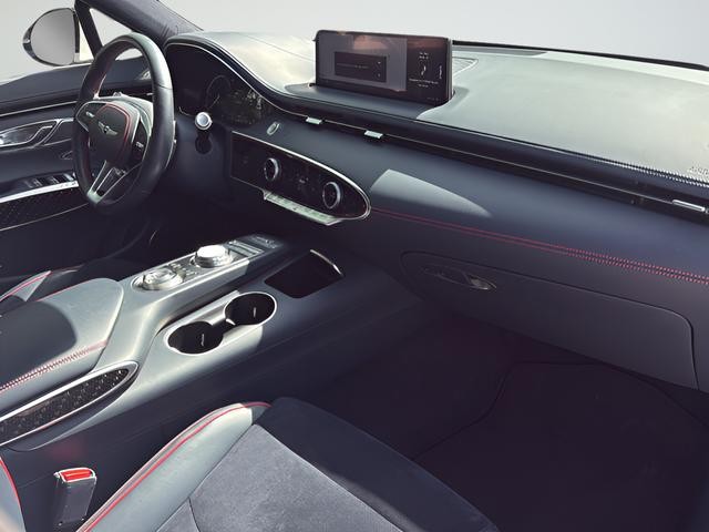 Genesis GV70 Vehicle Full-screen Gallery Image 10