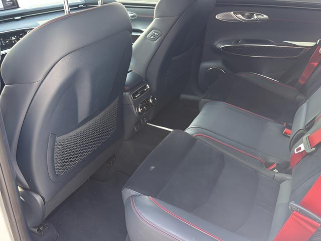Genesis GV70 Vehicle Full-screen Gallery Image 15