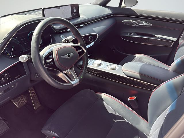 Genesis GV70 Vehicle Full-screen Gallery Image 16