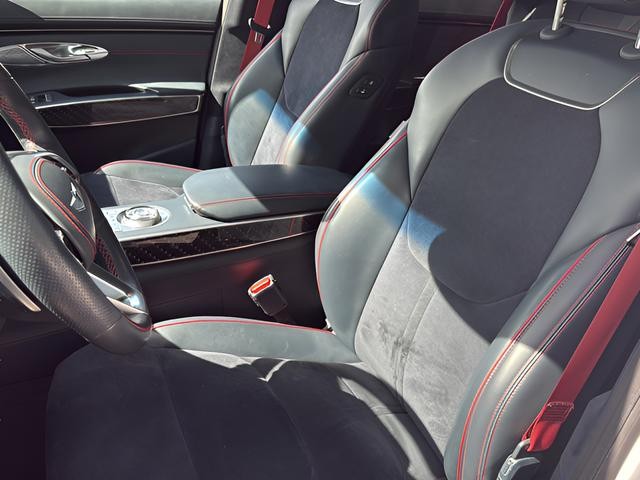 Genesis GV70 Vehicle Full-screen Gallery Image 17