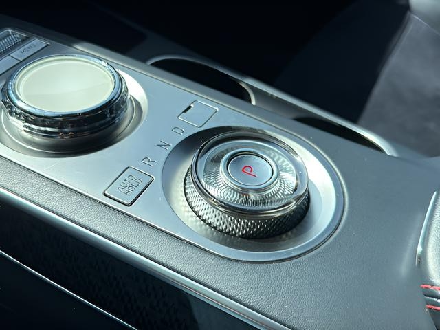 Genesis GV70 Vehicle Full-screen Gallery Image 23