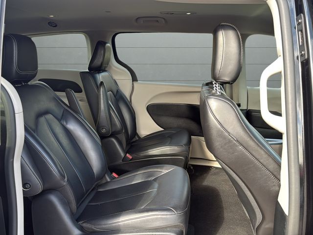 Chrysler Pacifica Vehicle Full-screen Gallery Image 10