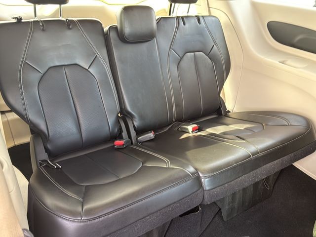 Chrysler Pacifica Vehicle Full-screen Gallery Image 11