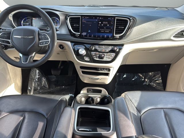 Chrysler Pacifica Vehicle Full-screen Gallery Image 12