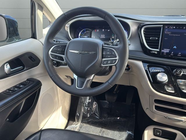 Chrysler Pacifica Vehicle Full-screen Gallery Image 13