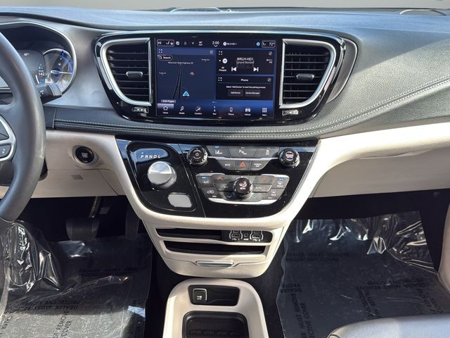 Chrysler Pacifica Vehicle Full-screen Gallery Image 14