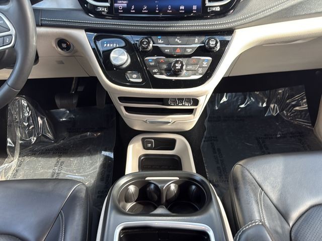 Chrysler Pacifica Vehicle Full-screen Gallery Image 15