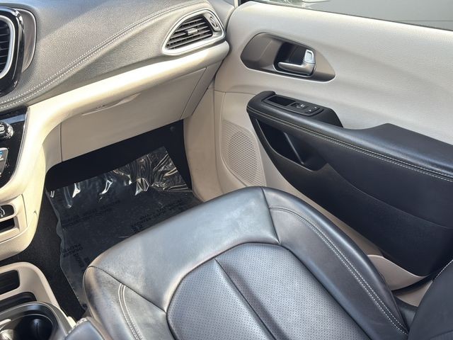 Chrysler Pacifica Vehicle Full-screen Gallery Image 16