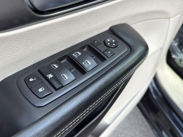 Chrysler Pacifica Vehicle Full-screen Gallery Image 19