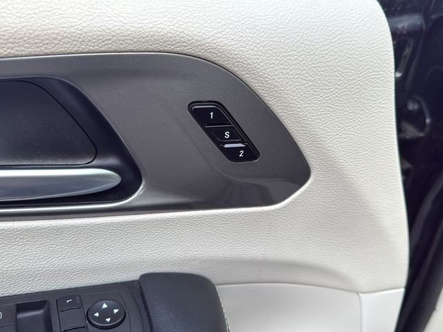 Chrysler Pacifica Vehicle Full-screen Gallery Image 20
