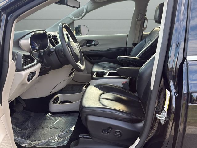 Chrysler Pacifica Vehicle Full-screen Gallery Image 21