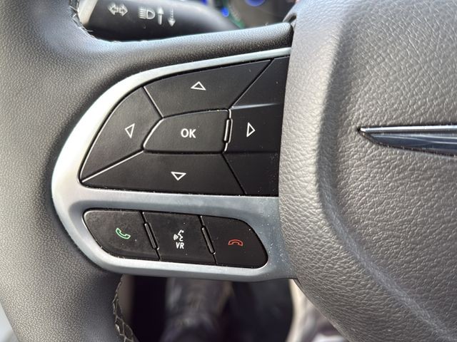 Chrysler Pacifica Vehicle Full-screen Gallery Image 22