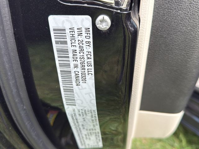 Chrysler Pacifica Vehicle Full-screen Gallery Image 27