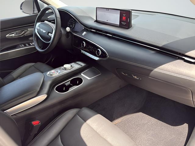 Genesis GV70 Vehicle Full-screen Gallery Image 10