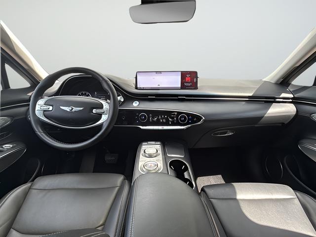 Genesis GV70 Vehicle Full-screen Gallery Image 12
