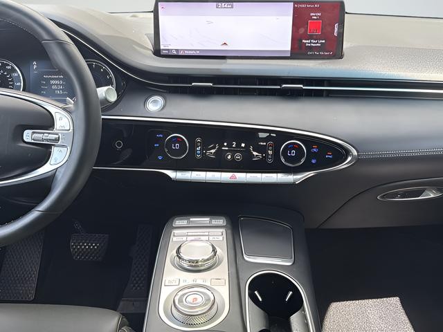 Genesis GV70 Vehicle Full-screen Gallery Image 13