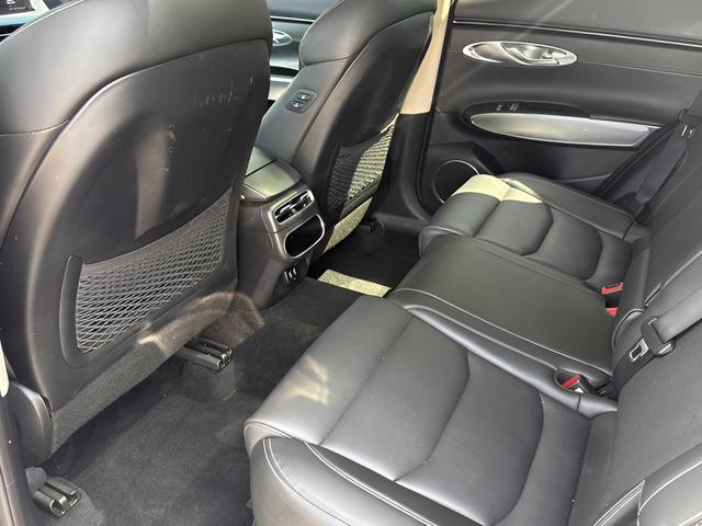 Genesis GV70 Vehicle Full-screen Gallery Image 15