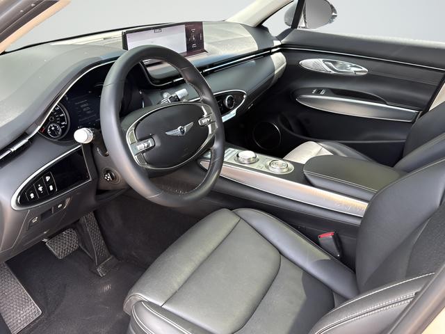 Genesis GV70 Vehicle Full-screen Gallery Image 16