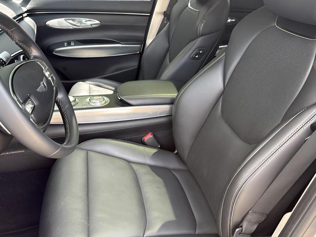 Genesis GV70 Vehicle Full-screen Gallery Image 17