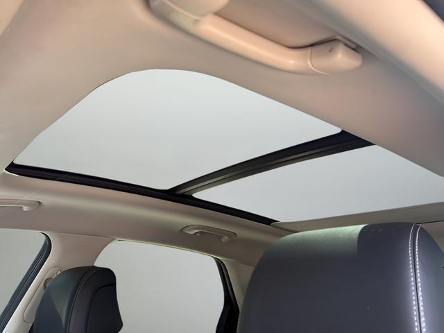 Genesis GV70 Vehicle Full-screen Gallery Image 18