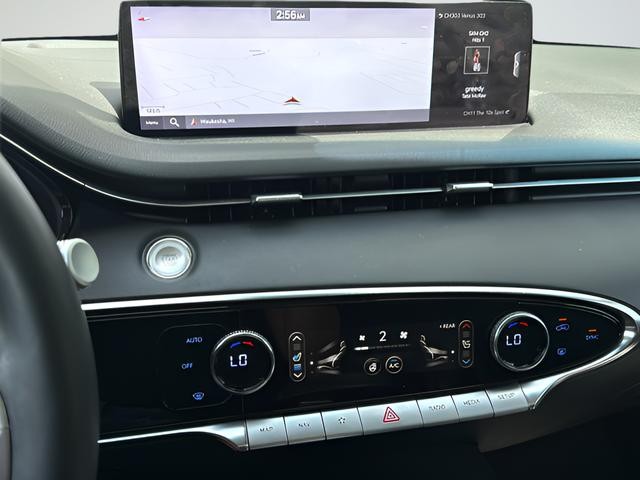 Genesis GV70 Vehicle Full-screen Gallery Image 21