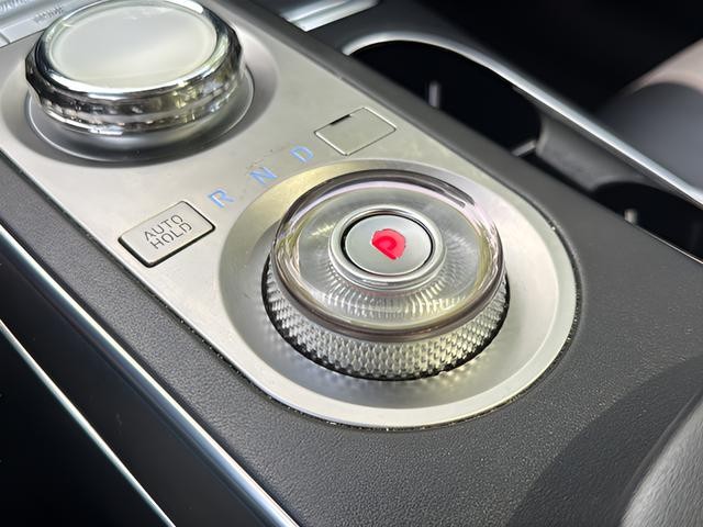 Genesis GV70 Vehicle Full-screen Gallery Image 23