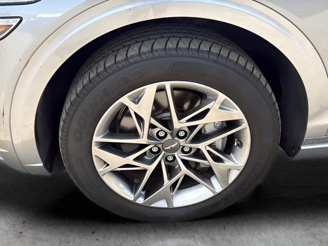 Genesis GV70 Vehicle Full-screen Gallery Image 24