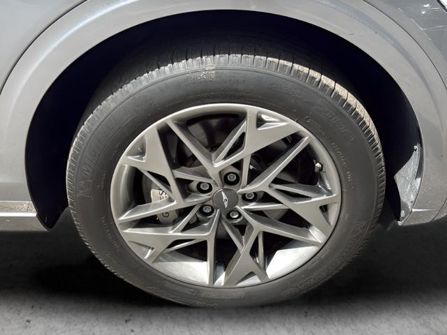 Genesis GV70 Vehicle Full-screen Gallery Image 25