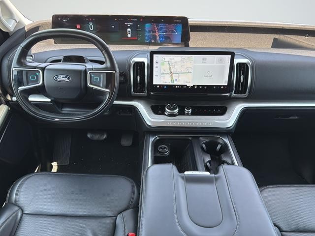 Ford Expedition Max Vehicle Full-screen Gallery Image 09