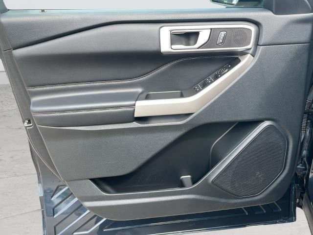 Ford Explorer Vehicle Full-screen Gallery Image 12