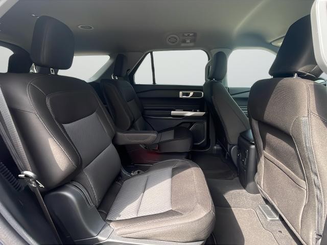 Ford Explorer Vehicle Full-screen Gallery Image 15
