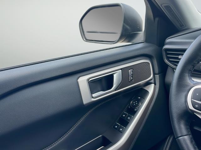 Ford Explorer Vehicle Full-screen Gallery Image 30