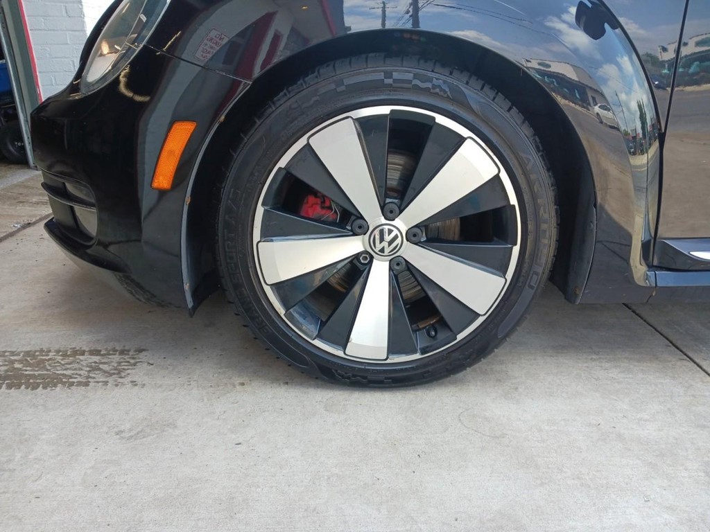 Volkswagen Beetle Vehicle Full-screen Gallery Image 02