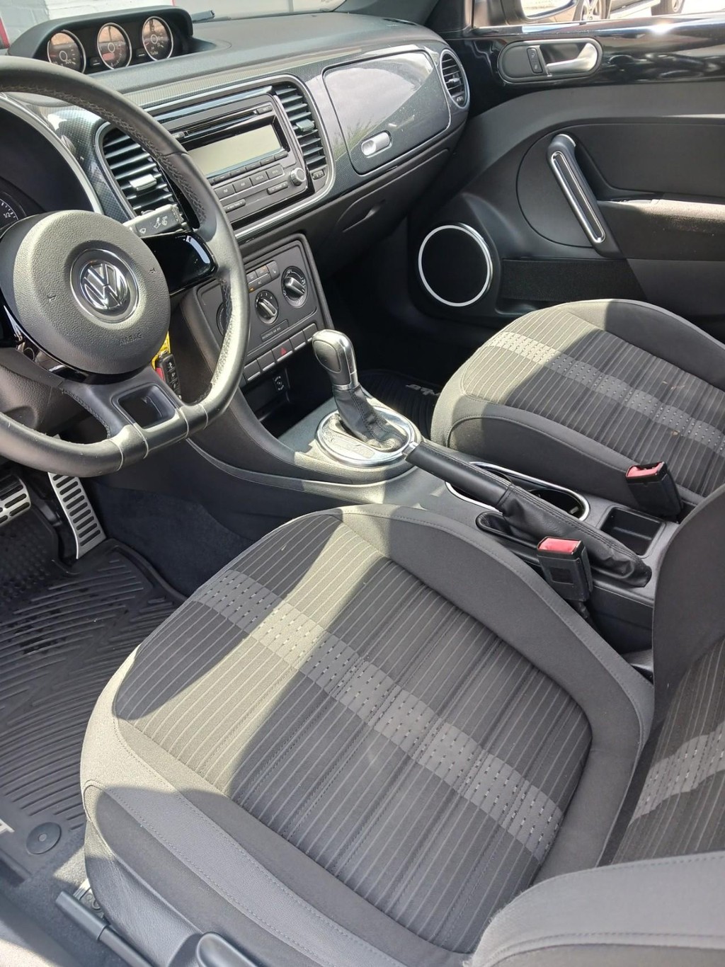 Volkswagen Beetle Vehicle Full-screen Gallery Image 03