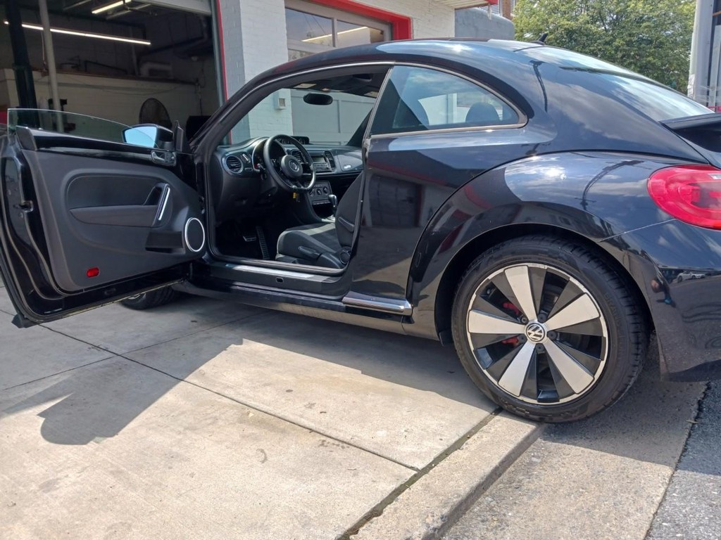 Volkswagen Beetle Vehicle Full-screen Gallery Image 07