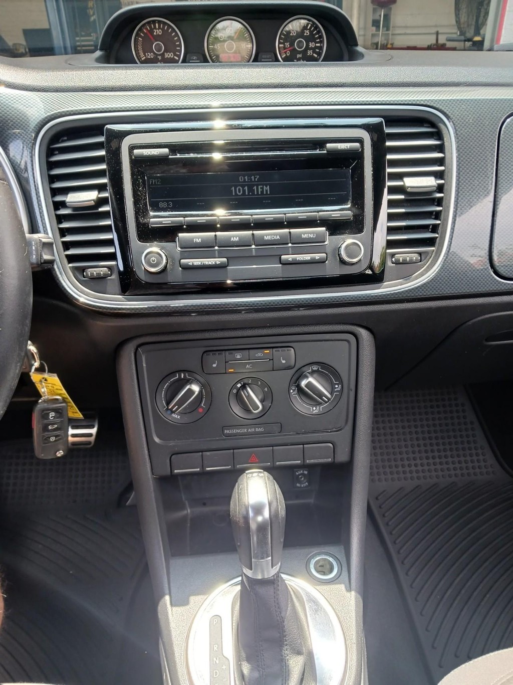 Volkswagen Beetle Vehicle Full-screen Gallery Image 08