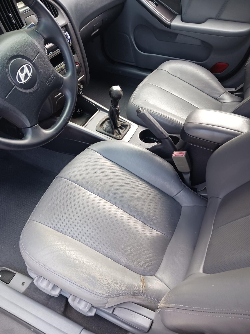 Hyundai Elantra Vehicle Full-screen Gallery Image 03