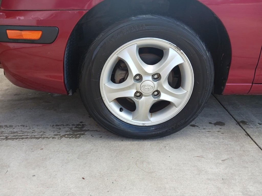 Hyundai Elantra Vehicle Full-screen Gallery Image 06