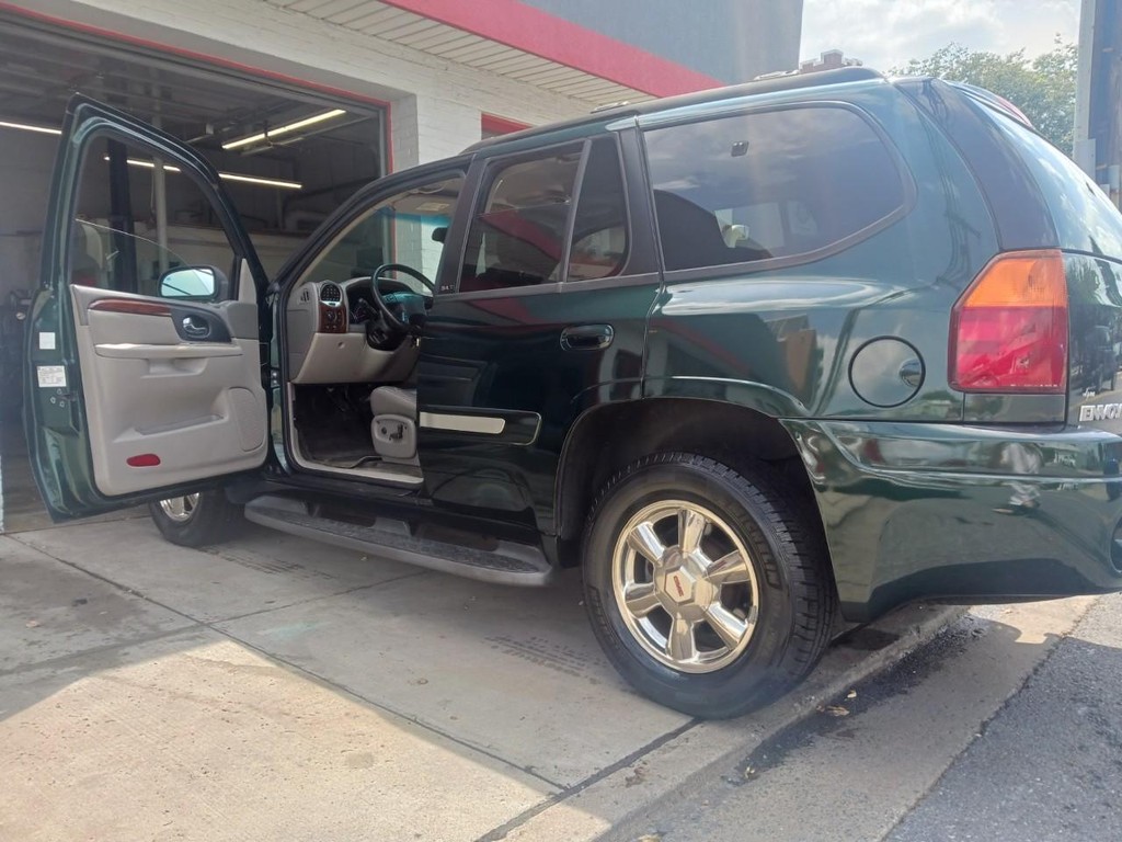 GMC Envoy Vehicle Full-screen Gallery Image 02