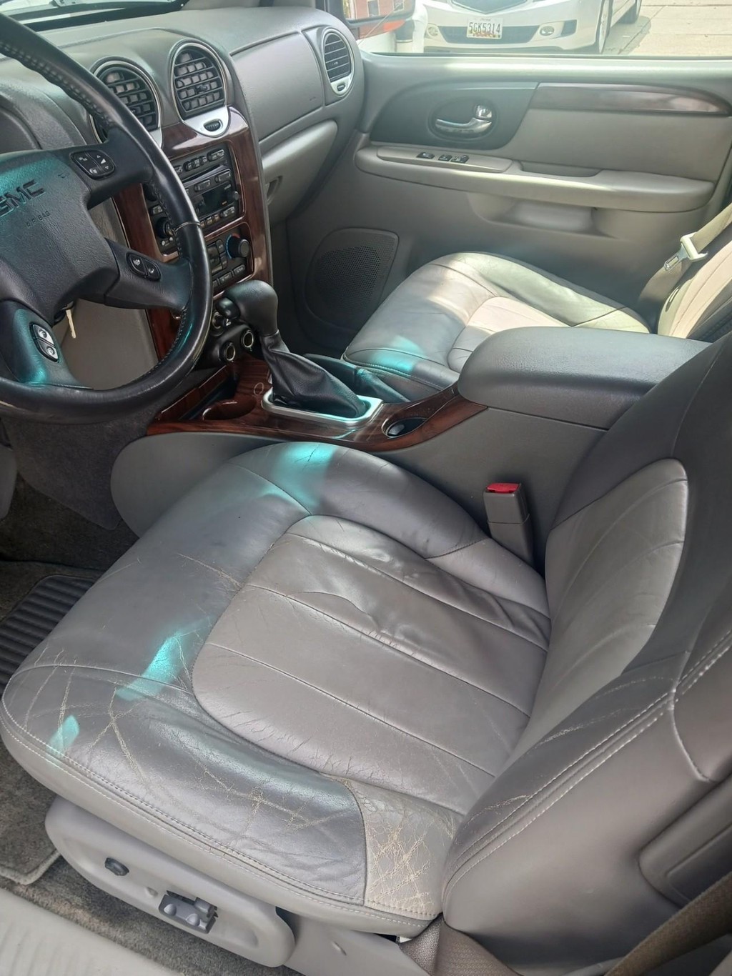 GMC Envoy Vehicle Full-screen Gallery Image 03