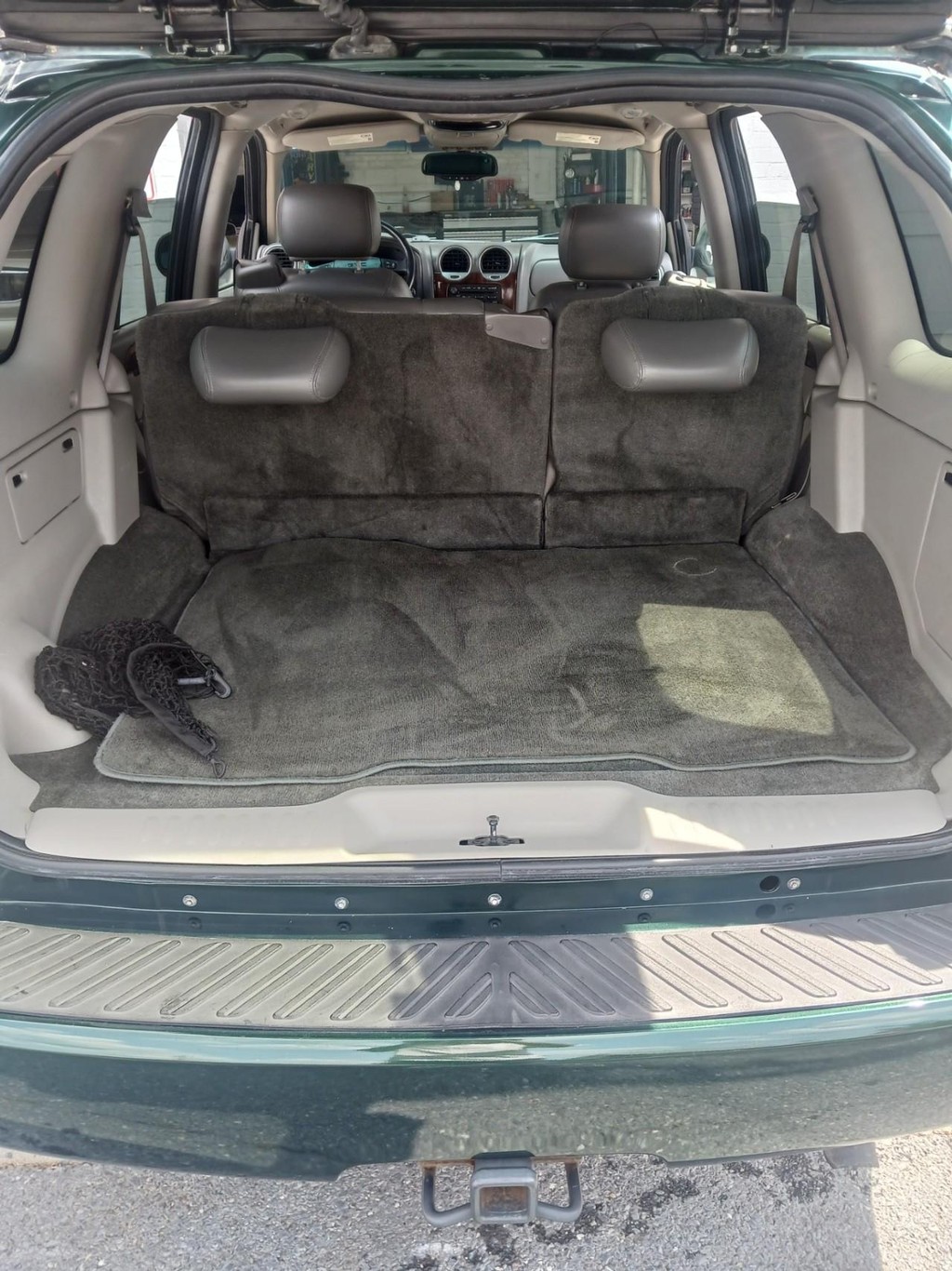 GMC Envoy Vehicle Full-screen Gallery Image 05