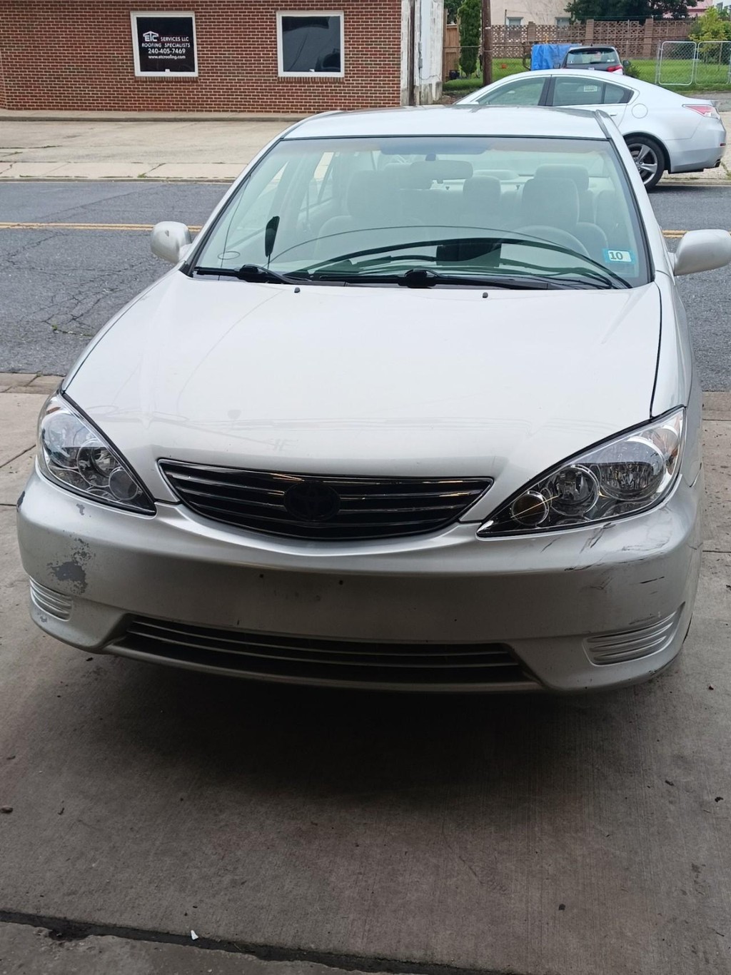 Toyota Camry Vehicle Full-screen Gallery Image 02