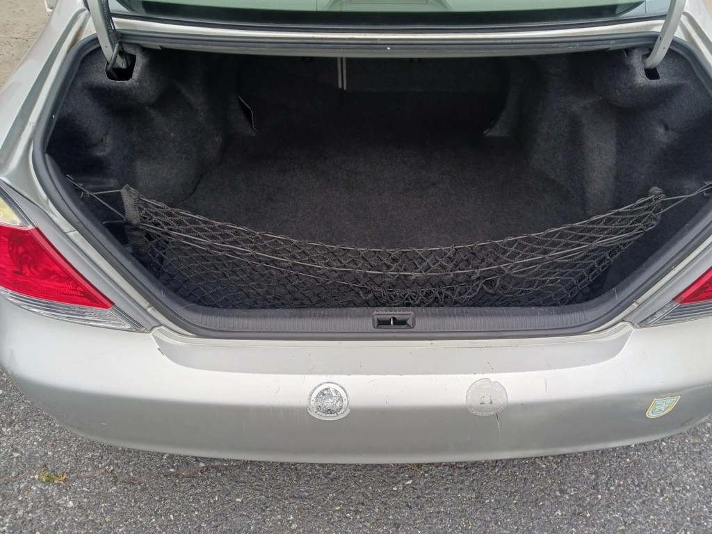 Toyota Camry Vehicle Full-screen Gallery Image 04