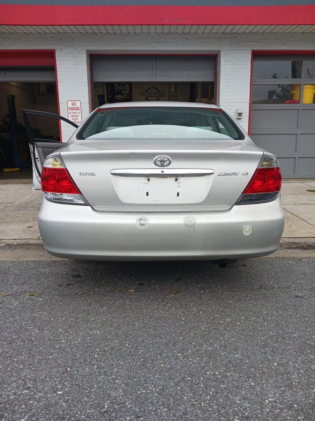 Toyota Camry Vehicle Full-screen Gallery Image 05